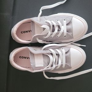 Kids converse